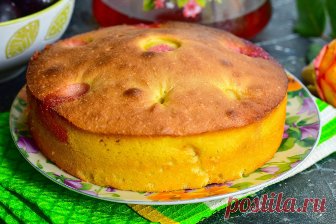 Шарлотка со сливами - мягкая и ароматная домашняя выпечка Если к чаю хочется подать какую-то мягкую, ароматную и вкусную домашнюю выпечку, тогда стоит приготовить вот такую оригинальную шарлотку со сливами.