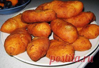 ТОП-7 ЛУЧШИХ РЕЦЕПТОВ ПИРОЖКОВ 

1) Пирожки из творожного теста

ИНГРЕДИЕНТЫ:

Тесто: 
● 250 г. творога;
● 200 г. муки +50 г. на разделку теста;
● 2 яйца; 
● 1 ч.л. соли;
● 2 ч.л. сахара; 
● 1/2 ч.л. соды; 
● растительное масло для жарки пирожков. 

Начинка: 
● 250 гр. куриный фарш; 
● 80 гр. тертый на крупной терке сыр Гауда; 
● 2 ст.л. тертый сыр Пармезан; 
● 20 гр сливочное масло; 
● 4 ст.л. мелко-порезанный зеленый лук; 
● 0.5 ч.л. молотый мускатный орех; 
● Мельничка ...