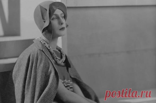 В Париже начала 20-х годов ХХ века Ия Ге, как и многие русские аристократки, зарабатывала на жизнь, работая «манекеном».
В Модном доме сестер Калло она познакомилась с баронетом Робертом Абди и стала леди Абди.