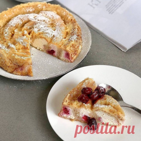 ​Блинный торт-улитка с творогом и вишней