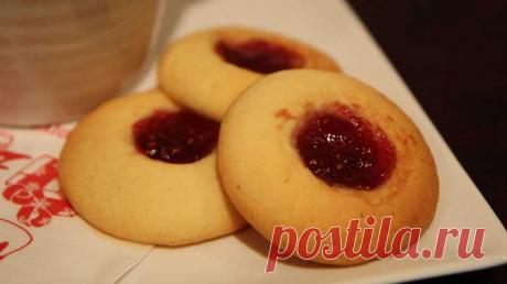 Розенмуннар - вкуснейшее шведское печенье с вареньем. Очень простое и быстрое в приготовлении, оно пополнит Вашу копилку блиц-рецептов.