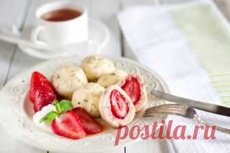 Кнедли с извара и ягоди