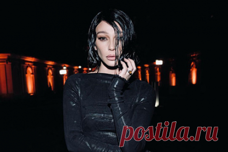 Ивлеева показала новую прическу и вызвала споры среди фанатов. Телеведущая и блогерша Анастасия Ивлеева показала новую прическу и вызвала споры среди поклонников. Знаменитость поделилась снимками с бала, который ежегодно проводится модным журналом Tatler в Доме Пашкова. На размещенных кадрах видно, что Ивлеева перекрасила волосы в темный цвет и сделала стрижку-каре.