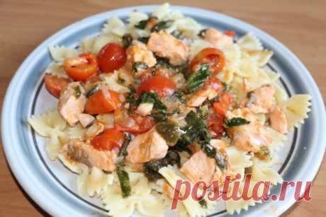 Фарфалле с сёмгой, шпинатом и помидорами черри рецепт с фото - Приглашаем к столу