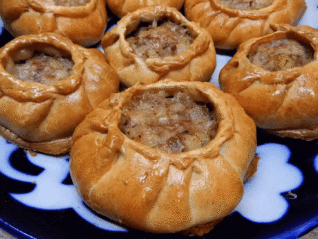 Татарский вак беляш + секрет вкусного соуса
Надо взять:
Для теста:
Яйцо куриное — 1 шт.
Кефир — 120 мл
Мука пшеничная — 2 стакана
Для начинки:
Яйцо куриное — 1 шт.
Картофель — 4–5 шт.
Мясо или фарш — 500 г
Лук репчатый — 2 шт.
Масло сливочное — 70 г
Перец черный молотый
Соль
Специи – по вкусу
Приготовление:
1. Из вышеперечисленных ингредиентов готовим тесто, чтобы оно получилось мягкое и эластичное. Делим тесто на шарики размером с мячик для пинг-понга.
2. Берем мясо, нарезаем его на небольш