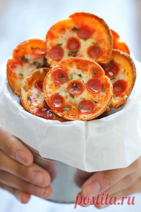 Mini Deep Dish Pizzas - Damn Delicious