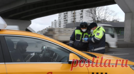 В Москве водитель такси сбил людей. Такси в Москве влетело в огороженный для ремонта дороги участок, сбив несколько человек. Читать далее