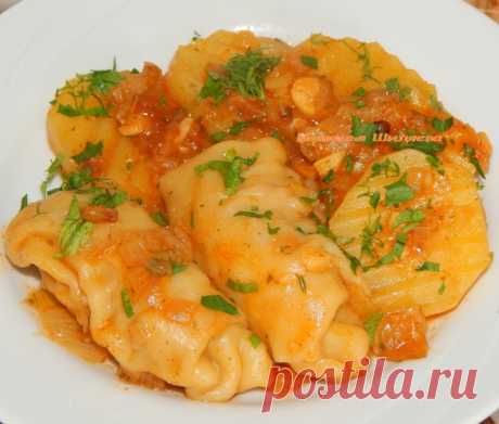 ТРУБОЧКИ С ФАРШЕМ И СОУСОМ
автор Наталья Шиляева

Это очень вкусное,сытное блюдо ,аппетитное и очень любимое в моей семье .Трубочки для такого блюда я всегда делаю впрок ,замораживаю. А готовить их можно не только с картофелем ,можно с капустой или просто потушить с луком и морковью.

В фарш для трубочек я добавила кабачок,но делать это необязательно .У меня фарш нежирный ,по-этому для сочности я использовала натёртый на тёрке и хорошо отжатый кабачок .Лично мне фарш с каб...