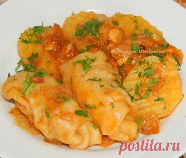 ТРУБОЧКИ С ФАРШЕМ И СОУСОМ
автор Наталья Шиляева

Это очень вкусное,сытное блюдо ,аппетитное и очень любимое в моей семье .Трубочки для такого блюда я всегда делаю впрок ,замораживаю. А готовить их можно не только с картофелем ,можно с капустой или просто потушить с луком и морковью.

В фарш для трубочек я добавила кабачок,но делать это необязательно .У меня фарш нежирный ,по-этому для сочности я использовала натёртый на тёрке и хорошо отжатый кабачок .Лично мне фарш с каб...