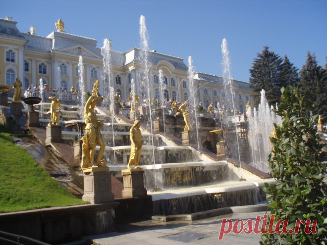 Что находится под фонтанами Петергофа Город Петергоф расположен на южном берегу Финского залива в 30 километрах от Санкт-Петербурга. Он основан в 1710 году как летняя императорская загородная резиденция. Здесь расположен один из самых красивых дворцово-парковых ансамблей мира...
