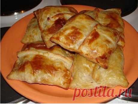Курочка в конвертике - ОБАЛДЕННО ВКУСНО!!!

Ингредиенты:
- 1 пачка слоеного теста (две пластинки)
- 300-400 г филе курицы
- 1 морковь
- 2-3 луковицы
- 1 столовая ложка яблочного уксуса
- специи для курицы
- соль и перец - по вкусу

Готовим начинку (можно за час до приготовления, либо приготовить с вечера и оставить в холодильнике).

Нарезаем филе курицы кубиками, морковь через терку, нарезаем лук и все смешиваем со специями, солью, перцем и яблочным уксусом.

Раскатываем с...