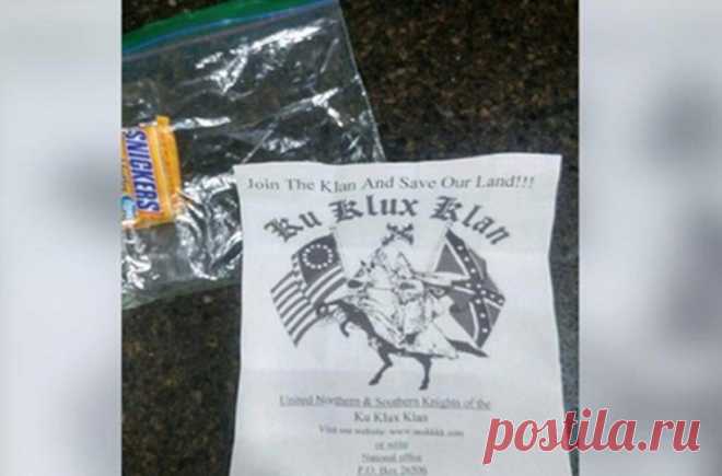 Ку-клукс-клан заманивает в свои ряды детей конфетами | В мире