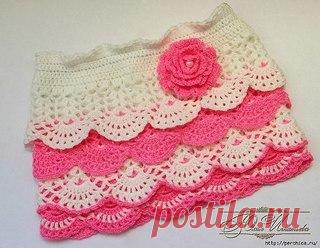 Юбочка для девочки связанная крючком

Нарядная юбка для девочки связана крючком из 100% акрила, поэтому получилась очень мягкая, нежная. Кружевные оборки и брошь в виде розы делают юбку легкой и воздушной.Размер:1-2 годаВам потребуется:Пряжа Троицкая «Пчелка» (100% акрил, 500м/100г), 1 моток белого и 1 моток розового цвета, крючок 2,5 мм.

Описание работы:Вязание юбки начинается с места, указанного стрелкой.
Показать полностью…