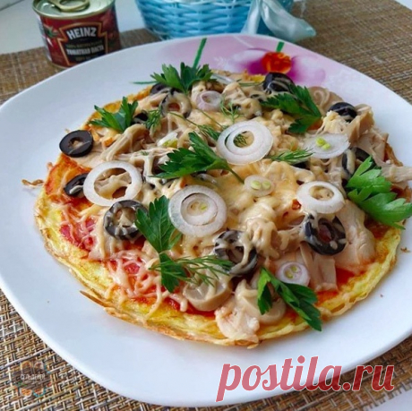ЯИЧНАЯ ПИЦЦА - БЕЛКОВАЯ

ИНГРЕДИЕНТЫ
- 2 яйца
- 30 гр сыра
- куриное мясо отварное
- оливки
- шампиньоны
- зелень
- том.паста 1 ч.л

КАК ПРИГОТОВИТЬ???
Самое интересное - это основа.
Яйца размешиваем с мелко натёртым сыром, посолить.
Выпекаем яично- сырный блин на сковороде
Не нужен ни лаваш, ни мука, ни хлопья
Переворачиваю блин и уже готовую сторону смазываю том.пастой.
Все это происходит на сковородке, выкладываем на основу мясо, шампиньоны, оливки. В принципе то что у ...