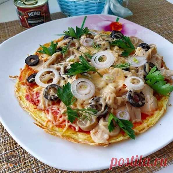 ЯИЧНАЯ ПИЦЦА - БЕЛКОВАЯ

ИНГРЕДИЕНТЫ
- 2 яйца
- 30 гр сыра
- куриное мясо отварное
- оливки
- шампиньоны
- зелень
- том.паста 1 ч.л

КАК ПРИГОТОВИТЬ???
Самое интересное - это основа.
Яйца размешиваем с мелко натёртым сыром, посолить.
Выпекаем яично- сырный блин на сковороде
Не нужен ни лаваш, ни мука, ни хлопья
Переворачиваю блин и уже готовую сторону смазываю том.пастой.
Все это происходит на сковородке, выкладываем на основу мясо, шампиньоны, оливки. В принципе то что у ...