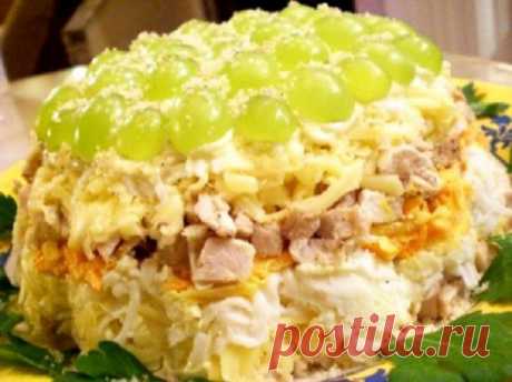 Салат слоеный с курицей и виноградом — лучший вариант для праздника 

Вкусно и красиво!



 

Ингредиенты:
куриное филе — 400 граммяйцо — 4-5 штукморковь — 1-2 штукисыр — 200 грамммайонезвиноградгрецкие орехи — 50 грамм
Приготовление:
Салат выкладываем слоями, смазыва…