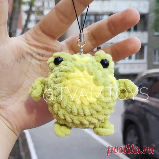 PDF Жабуська крючком. FREE crochet pattern; Аmigurumi toy patterns. Амигуруми схемы и описания на русском. Вязаные игрушки и поделки своими руками #amimore - плюшевый брелок в виде лягушки, маленькая жаба из плюшевой пряжи, лягушонок.