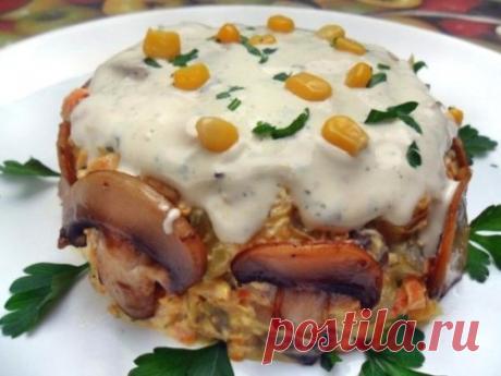 Новогодний салат с копченой курицей и интересным соусом / Простые рецепты