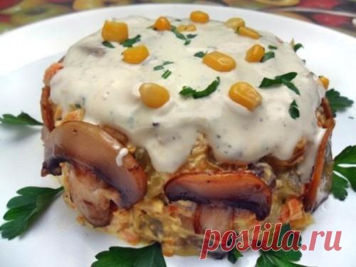 Новогодний салат с копченой курицей и интересным соусом / Простые рецепты