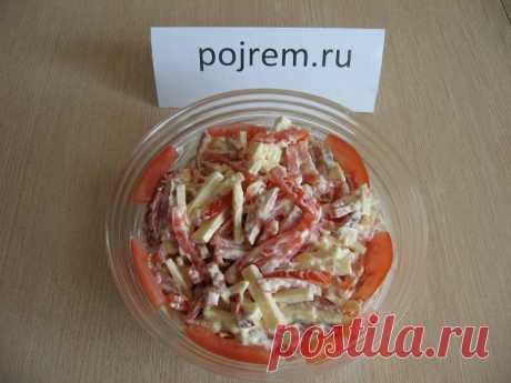 Салат с копченой колбасой «Прибой» - рецепт с фото