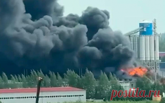 В Ленинградской области загорелся лакокрасочный завод. В Янино Ленинградской области произошел пожар в ангарах с лакокрасочной продукцией, сообщило МЧС России.