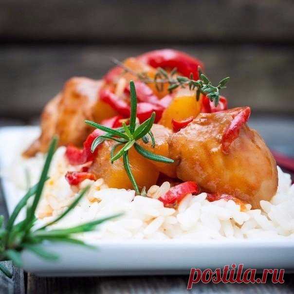 Курица в кисло-сладком соусе по-китайски

Ингредиенты: 

Филе куриное — 500 г 
Соевый соус — 10 ст. л. 
Уксус яблочный — 6 ст. л. 
Сахар коричневый — 5 ч. л. 
Томатная паста — 2 ст. л. 
Перец красный болгарский — 1 шт. 
Консервированный ананас кусочками — 1 стакан 

Приготовление: 

1. Куриное филе нарезать на небольшие кусочки, сложить в миску, влить соевый соус. 
2. Добавить томатную пасту, сахар и яблочный уксус. 
3. Всыпать нарезанный на тонкие полоски красный болгарск...