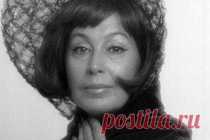 Озвучившая Пьеро и Умку актриса Корабельникова умерла в 90 лет. Заслуженная артистка РСФСР и актриса дубляжа Маргарита Корабельникова, озвучившая медвежонка Умку и Пьеро из «Приключений Буратино», умерла в возрасте 90 лет. Об этом сообщил шеф-редактор «Союзмультфильма» Сергей Капков. В последний раз актриса появилась на экране в 2008 году в документальном сериале «Фабрика чудес».