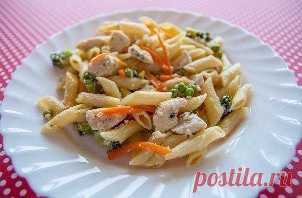 Паста с курицей, овощами и сливочным соусом 
Идеальная паста для семьи с детьми! Разноцветная, вкусная, питательная, полезная, экономная! Оригинальный рецепт не сложный, главное — соблюдать последовательность, готовить быстро, курицу не пересушить, овощи не перетушить;) 
Итак, нам понадобится 
500 грамм пасты, 500 грамм куриной грудки, 
300 грамм моркови, 
Показать полностью…