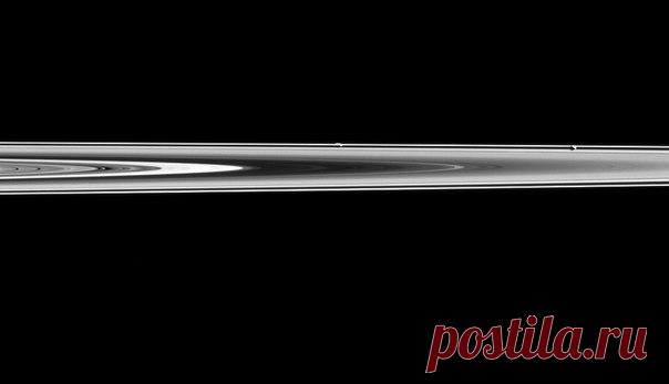 NASA представило новое интересное изображение спутников Сатурна, полученное узкоугольной камерой зонда "Кассини" / Astro Analytics