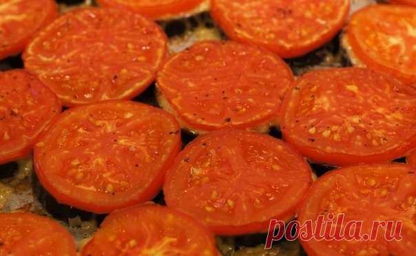 Баклажаны кружочками в духовке с сыром и помидорами.
