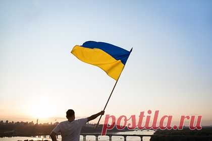 В Эстонии приговорили мужчину к тюрьме за топтание украинского флага. Суд в Эстонии приговорил мужчину к трем месяцам тюремного заключения за топтание флага Украины. Сообщается, что в суд предоставили видео с эстонцем, на котором он наступает на флаг и вытирает о него ноги. Также отмечается, что осужденное лицо должно оплатить стоимость судебного разбирательства в размере 490,50 евро.