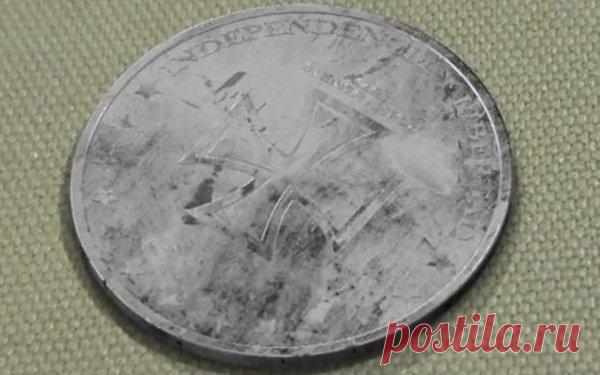 В Мексике во время строительных робот, рабочий Диего Авила нашел нацистскую монету. Что в находке особенного? На ней якобы выгравирован год 2039.