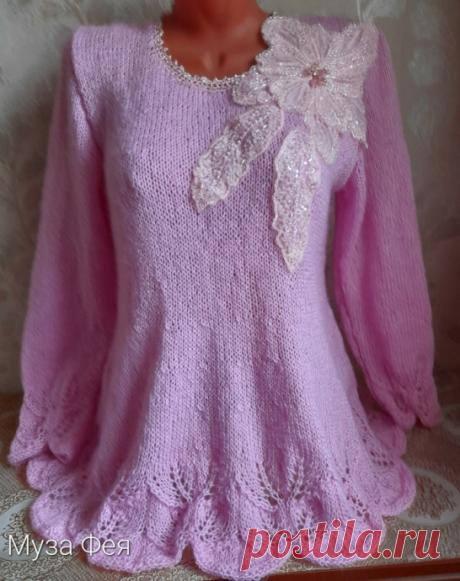Нежный розовый джемпер с цветком спицами Привет! Связала розовый джемпер. Пряжа Ализе реал 40, состав: 60% акрила, 40% шерсти, 480м в 100г, спицы 3.75. Размер 50, силуэт - колокольчик. Ушло всего 220г, кофточка получилась воздушной, легкой и теплой, в ней будет уютно в прохладные осенние деньки.Мой любимый цвет...