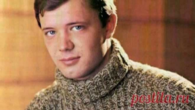 Андрей Ростоцкий. 25.01.1957г. - 5.05.2001г. Заслуженный артист РСФСР (1991г.).
Родился 25 января 1957г. в Москве в семье режиссера Станислава Ростоцкого и актрисы Нины Меньшиковой. В 1977г. окончил ВГИК (мастерская С. Бондарчука, И. Скобцевой).
С 2001г. - главный режиссер конного театра 