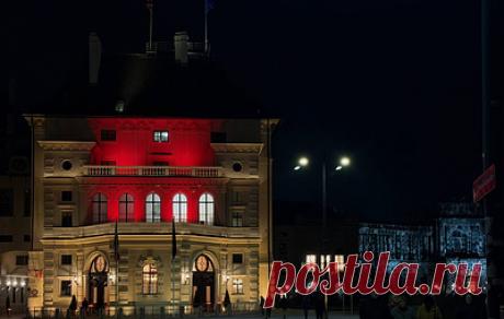 В Вене храмы включили красную подсветку в знак поддержки преследуемых христиан. В католических храмах города проходят соответствующие тематические службы