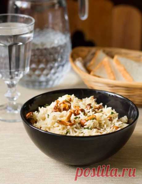 Рис с лисичками на Вкусном Блоге И снова лисички! Я очень их люблю и в сезон стараюсь наесться до следующего лета, т.к. в замороженном виде они мне решительно не нравятся.Сегодня я предлагаю вам один из самых простых вариантов их применения (жареные с картошкой и луком не в счет 😉 ). На выходе вы получите чудесный пилав…