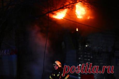 Цех металлоконструкций загорелся в Приангарье. Пожар произошел в цехе металлоконструкций, расположенной в городе Усолье-Сибирское Иркутской области. Площадь возгорания составила 115 квадратных метров. Трудность тушения заключалась в отсутствии источника воды рядом с объектом. Подразделения МЧС работали по повышенному номеру сложности.