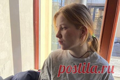 Подозреваемая в убийстве военкора писала в соцсети про суицид. Дарья Трепова, разыскиваемая МВД по подозрению в убийстве военкора Владлена Татарского, делилась в соцсети своими мыслями о суициде. В Twitter девушка под ником Тыковка писала, что думает о самоубийстве от 20 до 150 раз в день. При этом она признавалась, что находится на позитиве и умеет справляться.