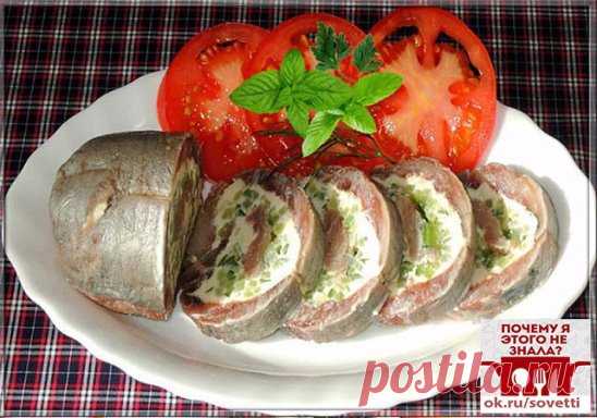 Рулетик из сельди. Готовится легко и быстро, а получается необыкновенно вкусно и оригинально.
Для приготовления
1 малосольная сельдь
1 небольшой огурец
100 гр. мягкого сливочного сыра
Сельдь отделить от головы, внутренностей, костей и кожицы, Так чтобы получились две филейные половинки.
Филе уложить на пищевую пленку или пакет, слегка отбить кухонным, смазать сыром и посыпать соломкой из нарезанного огурца.
Аккуратно завернуть сельдь с начинкой в плотный рулет и убрать в холодильник на пару