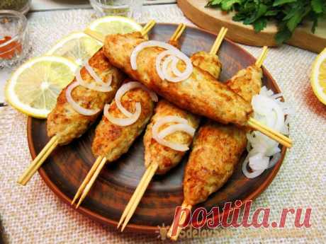 Люля-кебаб из куриного филе на сковороде Люля-кебаб – шашлык из мясного фарша, он популярен на Кавказе и во многих восточных странах. Классический люля-кебаб изготавливают из баранины, но у нас баранина менее распространена, поэтому ее часто заменяют другими видами мяса. Один из вариантов - люля-кебаб из курицы (куриной грудки). Он