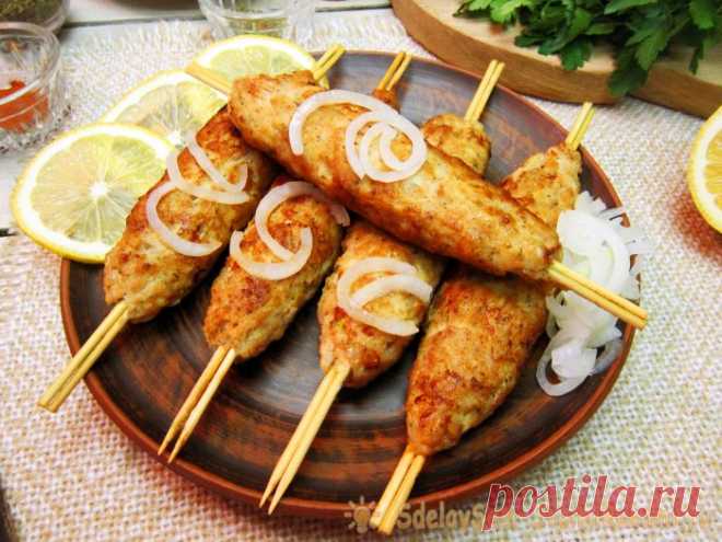 Люля-кебаб из куриного филе на сковороде Люля-кебаб – шашлык из мясного фарша, он популярен на Кавказе и во многих восточных странах. Классический люля-кебаб изготавливают из баранины, но у нас баранина менее распространена, поэтому ее часто заменяют другими видами мяса. Один из вариантов - люля-кебаб из курицы (куриной грудки). Он