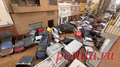 Последствия крупнейшего за 30 лет наводнения в Испании — видео. Число погибших в результате наводнений в Испании, вызванных продолжающимися ливнями, возросло до 95. Правительство объявило трёхдневный официальный траур по жертвам происшествия. Премьер-министр Педро Санчес заявил, что затоплены десятки городов, и предупредил, что опасность ещё не миновала. Национальная метеорологическая служба Испании назвала уровень осадков «чрезвычайным». Читать далее