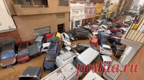 Последствия крупнейшего за 30 лет наводнения в Испании — видео. Число погибших в результате наводнений в Испании, вызванных продолжающимися ливнями, возросло до 95. Правительство объявило трёхдневный официальный траур по жертвам происшествия. Премьер-министр Педро Санчес заявил, что затоплены десятки городов, и предупредил, что опасность ещё не миновала. Национальная метеорологическая служба Испании назвала уровень осадков «чрезвычайным». Читать далее