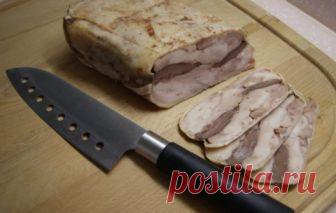 Ветчина Tetra Pak ... 
Главное действующее лицо — пустой пакет Tetra Pak.В ролях:Куриные окорочка — 5штСердечки индейки — 0.5 кг *шопотом* это отсебятинаЖелатин — 30 грСоль, сахар, перец — опционноУсё до банальности просто…