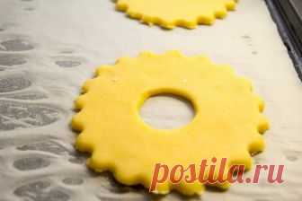 Тесто песочное по Кенгису Р.П. (пропорции и технология) Продукты Количество Мука, стаканы * 1 1  2 2   3 Сахарный песок, стаканы  1/3  2 /3 1 Масло или маргарин, г 100 150 200 250 300 Яйца, шт.  1 1  2 2  Выход выпеченной заготовки, г 300 450 600 750 900 * таблица мер и весов ТЕХНОЛОГИЯ: Если…