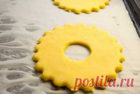 Тесто песочное по Кенгису Р.П. (пропорции и технология) Продукты Количество Мука, стаканы * 1 1  2 2   3 Сахарный песок, стаканы  1/3  2 /3 1 Масло или маргарин, г 100 150 200 250 300 Яйца, шт.  1 1  2 2  Выход выпеченной заготовки, г 300 450 600 750 900 * таблица мер и весов ТЕХНОЛОГИЯ: Если…