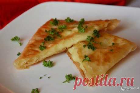 во внутрь конвертика из лаваша положить сыр и обжарить с двух сторон