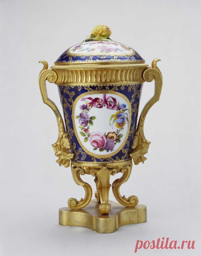 Антикварные вазы из севрского фарфора с позолотой... Royal Collection