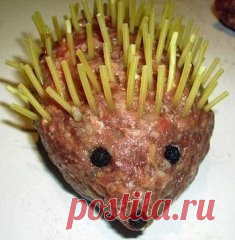Зразы детям «Весёлые ёжики».
(котлетный фарш + начинка фаршированным яйцом)
Приготовление
Зразы можно готовить с разными начинками.
В этом рецепте мы приготовим зразы, начиненные фаршированными яйцами.
Сварим яйца вкрутую и, разрезав их пополам, выберем из них желтки.
Теперь делаем панцирь.
Бутербродный или любой другой сыр нарежем полосками и сеточкой уложим на котлетку.
Желтки разминаем вилкой, добавляем к ним тертый сыр, тертую вареную морковь, раздавленный чеснок, немного сметаны (или май