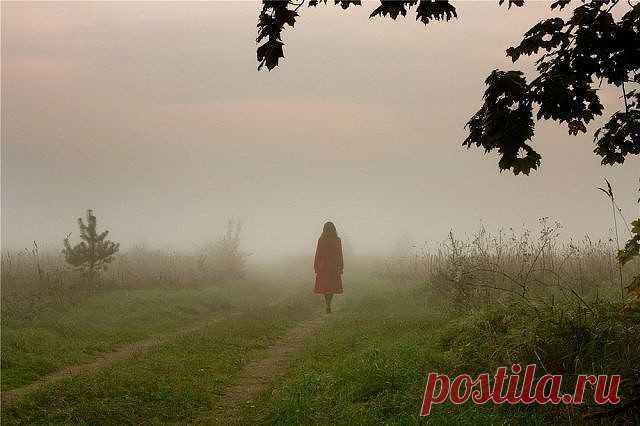 Ты на судьбу не жалуйся, не надо!
Не стоит говорить, что жизнь трудна.
И каждый день пусть будет как награда,
Ведь быстро вдаль уносятся года!
Так не бывает, чтобы только счастье,
Всё может быть на жизненном пути!
Случается и радость, и ненастье,
Сумей достойно жизнь свою пройти!
А время быстро убегает в вечность,
И знай, его не сможешь ты вернуть!
Когда-нибудь уйдём мы в бесконечность,
Но каждый сам свой выбирает путь.
Цени всё то, что ты сейчас имеешь,
И людям не желай т...